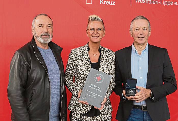Archemed freute sich über die Auszeichnung, v.l.: Richard Genähr (Leiter Logistik), Kinderkrankenschwester Heike Heinicke und Vize und Schatzmeister Hubertus Bömer.