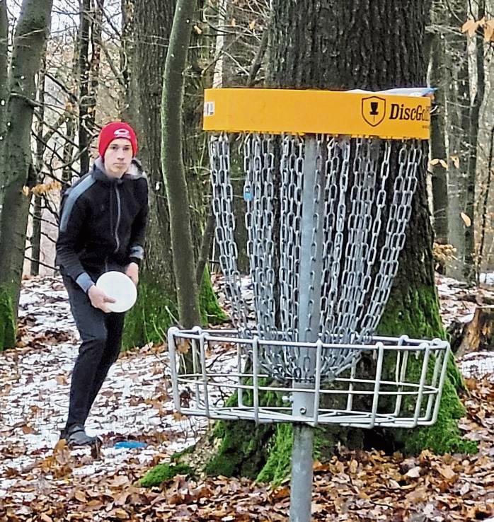 Die runde Scheibe muss beim Discgolf im Korb landen: Beim letzten Termin der Westfalen-Tour im winterlichen Bikepark holte Luca Kienel den Sieg.