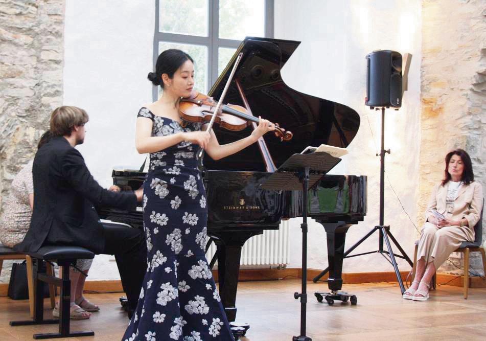 Fabian Müller und Bomsori Kim bilden eine wunderbare musikalische Symbiose. Im Rittergut Störmede begeisterten sie mit Violinsonaten von Beethoven. Foto: Wissing