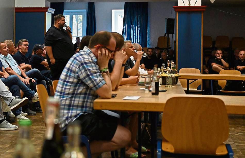 Auch Benjamin Schütte (am Mikrofon) setzt der Streit um das Feuerwehr-Gerätehaus sichtlich zu. Er warf den Ratsmitgliedern unter anderem mangelnde Wertschätzung vor. Foto: Raestrup