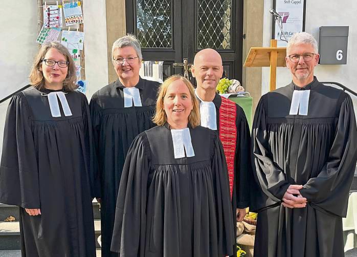 Das Bild zeigt die am Gottesdienst beteiligten Pfarrer (v.l.): Pfarrerin Dr. Ivonne Buthke, Pfarrerin Claudia Hempert-Hartmann, Pfarrerin Katrin Pferdmenges, Superintendent Dr. Manuel Schilling und Pfarrer Markus Pape.