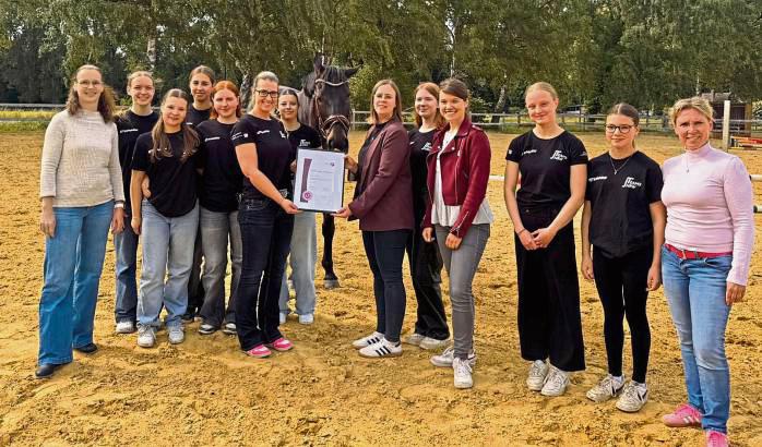 Als erster Verein im Kreis Soest und im Pferdesportverband Westfalen erhielt der Reiterverein Lippstadt das Qualitätssiegel für Kinder- und Jugendsport. Die Auszeichnung nahm Jugendwartin Jenny Burkert (6.v.l.) entgegen.