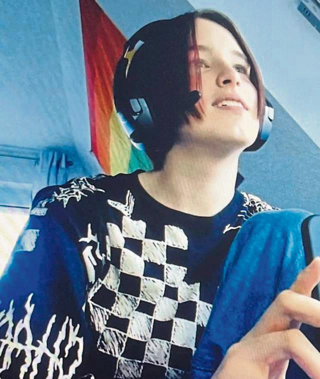 Carolina Grundhoff spielt Videospiele lieber von ihrem Zimmer aus. Dabei telefoniert sie gerne mit ihren Freunden.