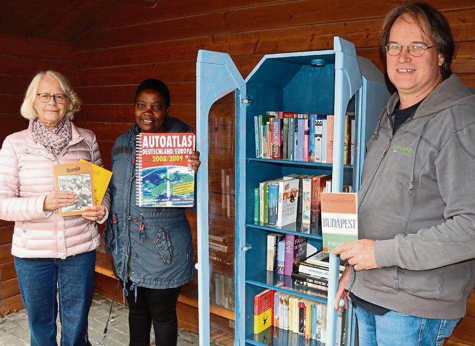 Alte Bücher, die kein Mensch mehr lesen will: Über den dreisten Tausch ärgern sich (v.l.) Christine Einhoff, Janet Strunk und Thomas Reimann. Foto: Dietz