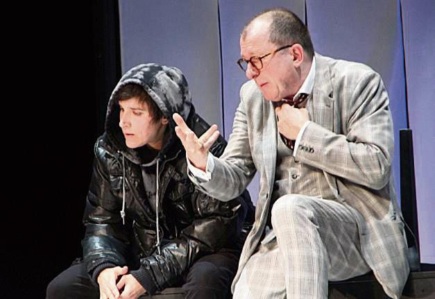 Unerwartete Verbündete: Mafiaanwalt Björn (Martin Lindow) und Chauffeur Sascha (Alessa Kordeck).