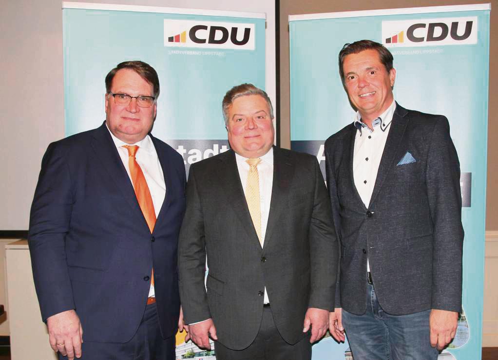 Der Stadtverbandsvorsitzende Markus Patzke (l.) und der neue Bundestagsabgeordnete Oliver Pöpsel (r.) gehörten zu den ersten Gratulanten von Bürgermeister Arne Moritz. Foto: Puls
