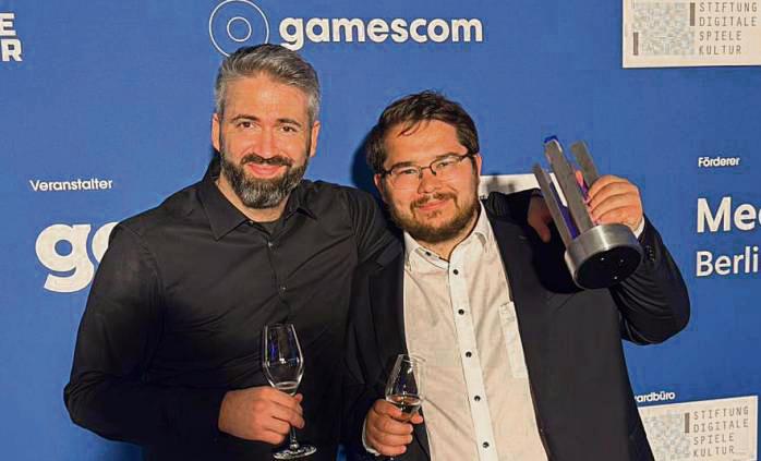 Beim Deutschen Computerspielpreis haben Nando Caputo Crapa (l.) und Sebastian Pokutta in der Sparte „Bestes Debüt“ gewonnen (und damit 60 000 Euro). Insgesamt wurden in Berlin die Sieger in 15 Kategorien ausgezeichnet.