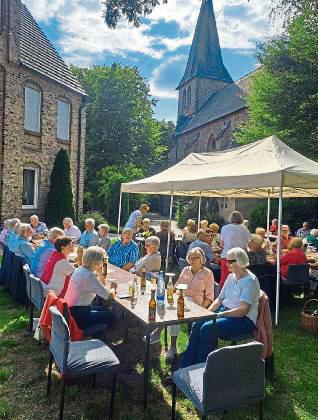 Grillnachmittag im Pfarrgarten der Gemeinde Mariä Himmelfahrt in Cappel: Die Caritas hatte eingeladen.
