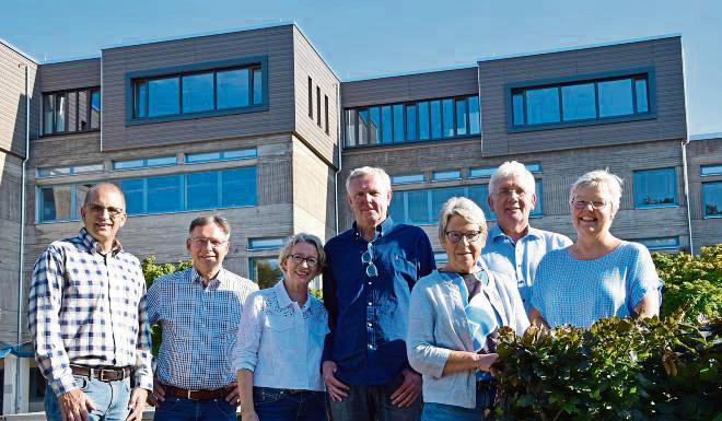Schulen – wie die Aufstockung des Gymnasiums im Hintergrund – sind für (v.l.) Thomas Kersting, Michael Tebbe, Maria-Luise Hans, Markus Smolin, Susanne Schulte-Döinghaus, Josef Hanebrink sowie Irene Struwe-Pieper ein wichtiges Thema. Foto: Kossack