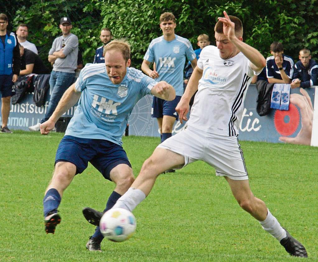 In Mönninghausen ist Schützenfest: Dass sie auch auf dem Fußballplatz zielsicher sind, wollen die FC-Kicker (in Blau) beim letzten Saisonspiel in Bad Lippspringe beweisen. Foto: Schlink
