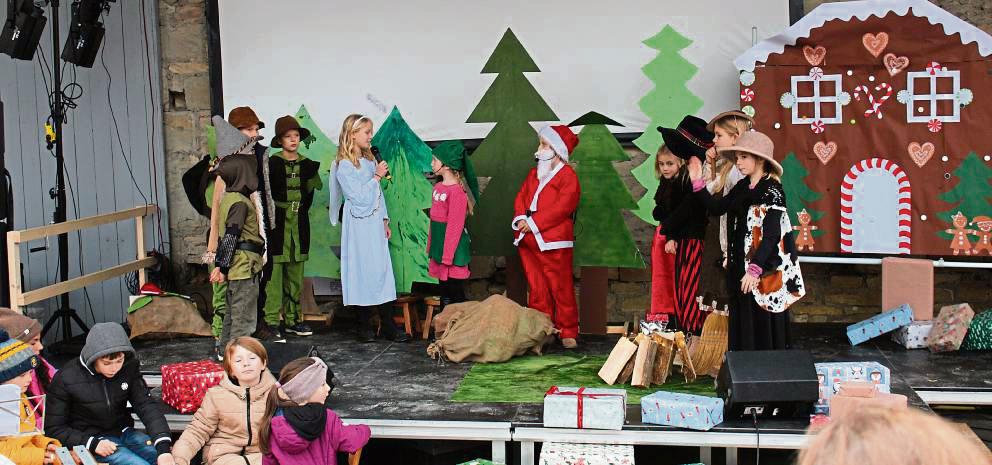 Niedliches Bühnenprogramm: Die Schulklassen der Luzia-Grundschule führten das Musical „Weihnachten im Märchenwald“ auf. Foto: Isabella Biermann