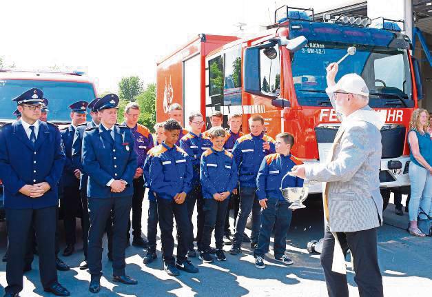 Pastor Stefan Gosmann segnete die neuen Fahrzeuge, darunter auch ein Gerätewagen Logistik 2. Fotos: Giannakis