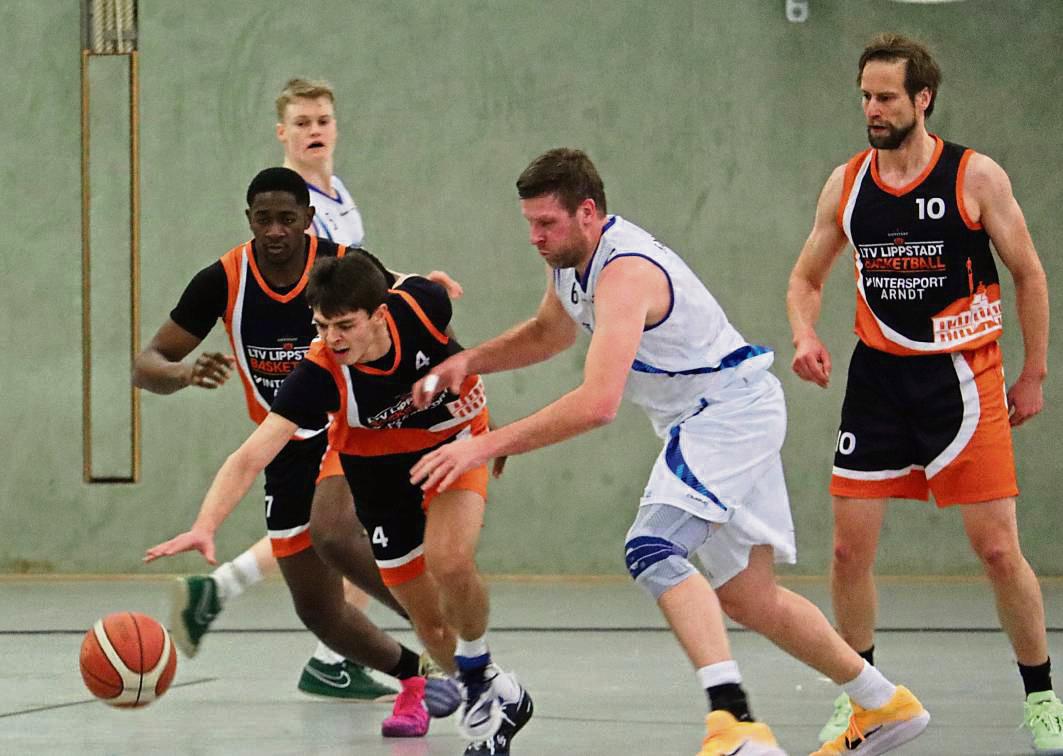 Beim Serienmeister Salzkotten II blieben die Basketballer des LTV Lippstadt (in Schwarz) lange auf Schlagdistanz. Die 64:75-Niederlage konnten sie aber nicht verhindern. Foto: Uwe Feichtinger