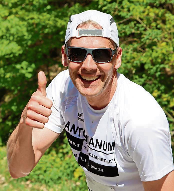Daumen hoch für den Seriensieger: Der Geseker David Kruse gewann den Marathon in Rüthen in 3:32:42 Stunden.
