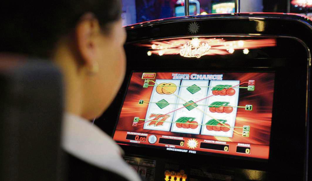 In einer Spielothek trafen die Beamten auf eine gesuchte Person. Der Grund: ein offener Haftbefehl. Foto: dpa