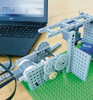 In den Osterferien können Jungen und Mädchen an der HSHL Lego-Roboter konstruieren und programmieren.