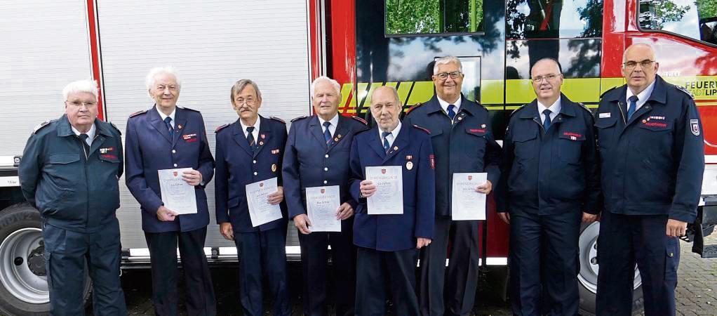 Ulrich Schiwek (l.), Bernd Peterburs (r.) und Guido Pfahlberg (2. v. r.) zeichneten die Kameraden (v. l.) Joachim Zimmermann, Franz Discher, Dieter Alers, Willi Tiepner und Ludger Alpmann für 50- bzw. 60-jährige Mitgliedschaft und Treue in der Feuerwehr aus.
