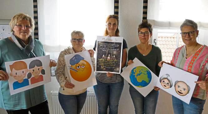 Plakate mit Symbolen sollen den kleinen Kindern im Gottesdienst das Mitsingen ermöglichen. Gestaltet wurden sie von (v.l.) Friederike Aust, Elke Romstadt, Christine Havermann, Steffi Schmidt und Hildegard Langer.