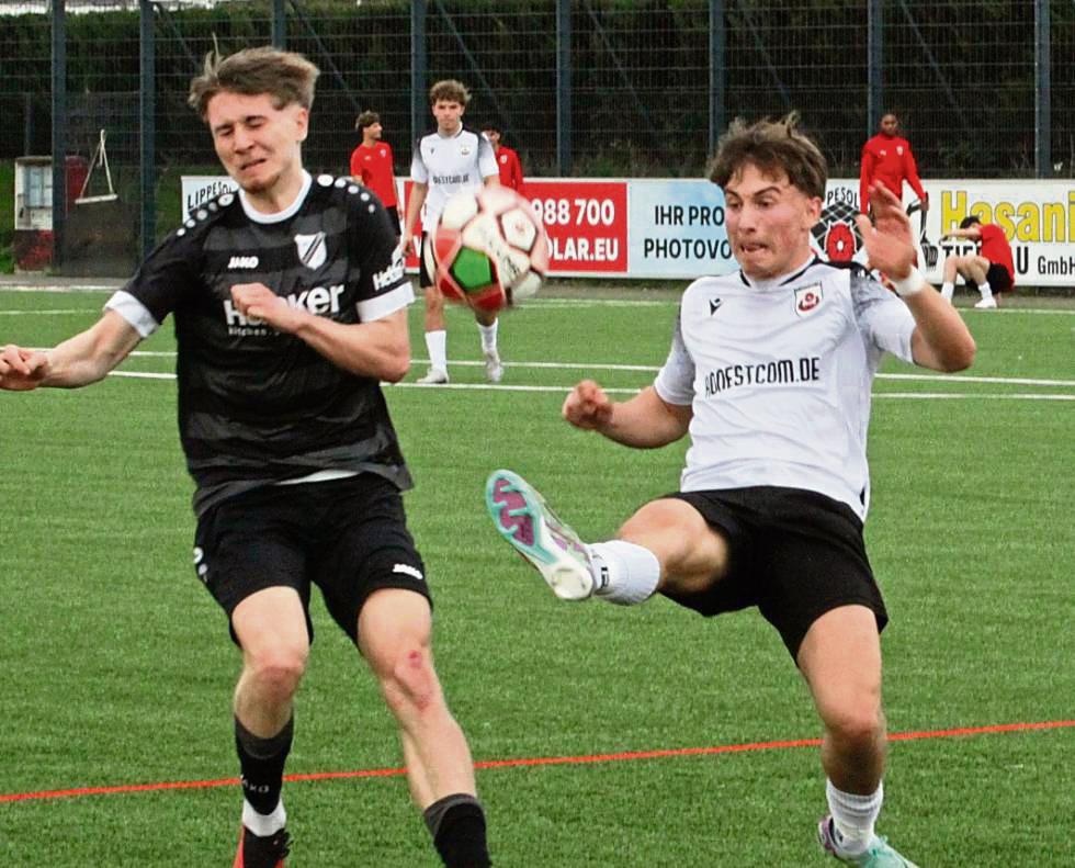 Das ging güdmlich daneben. Die A-Junioren des SV Lippstadt (in Weiß) kassierten gegen den SV Rödinghhausen eine deutliche 0:5-Heimniederlage. Foto: Dannhausen