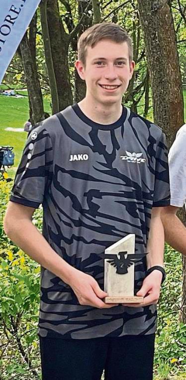 In einem hochkarätig besetzten Teilnehmerfeld bei den Beckum Open landete Discgolfer Luca Kienel auf dem zweiten Platz.