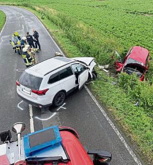 Beim Frontalzusammenstoß wurden drei Personen verletzt. Foto: Feuerwehr