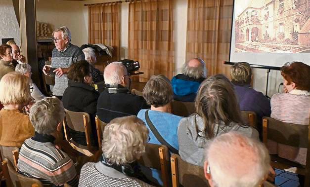 Vor rund 100 Zuschauern gab Franz Koch sein Wissen über den Hellweg zum Besten. Foto: Tuschen