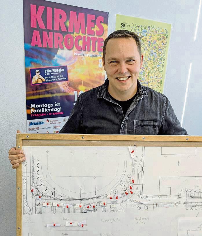 Den ersten Entwurf des Lageplans für die Anröchter Herbstkirmes steckt Marktmeister Jens Becelewski noch per Hand ab. Erst danach wird dieser digitalisiert. Foto: Bastian Puls
