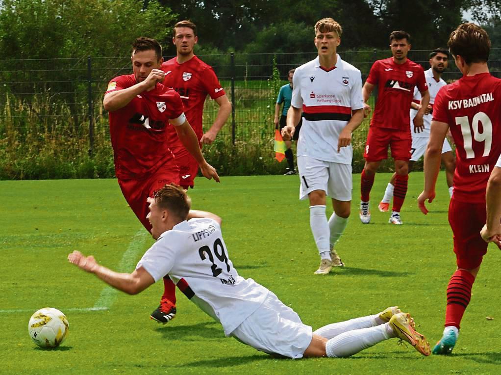 Eine Bauchlandung wollen Maximilian Franke und der SV Lippstadt im Westfalenpokal beim Landesligisten FC Roj Dortmund auf keinen Fall erleben. Foto: Lütkehaus