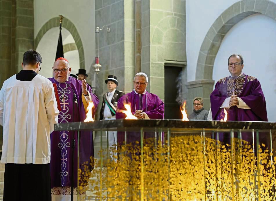 Nach der Altarweihe feierten der Erzbischof, Pfarrer Rainer Stahlhacke und Pastor Norbert Scheckel erstmals auf dem Altar Eucharistie. Fotos: Laame