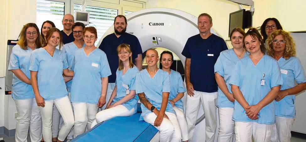 Das Team der Radiologischen Gemeinschaftspraxis im Evangelischen Krankenhaus mit dem neuen Hochleistungs-CT.