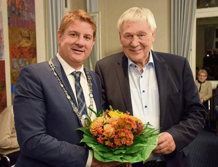 Nach beachtlichen 36 Jahren im Rat hat Bürgermeister Remco van der Velden (links) Günter Fiedler in den Politik-Ruhestand verabschiedet. Foto: Daniel Kossack