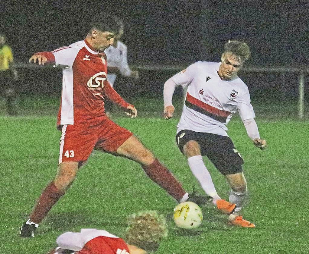 Spiel nach Pausenrückstand gedreht: Maximilian Franke (r.) und der SV Lippstadt haben aber noch viel Arbeit vor sich bis zum ersten Pflichtspiel im Jahr 2025. Foto: Heinke
