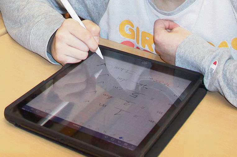 Von Klasse fünf bis sieben will die Sekundarschule das iPad nur punktuell einsetzen. Für die Acht- bis Zehntklässler ist es regelmäßiger Begleiter im Unterricht. Archivfoto: Frederick Lüke