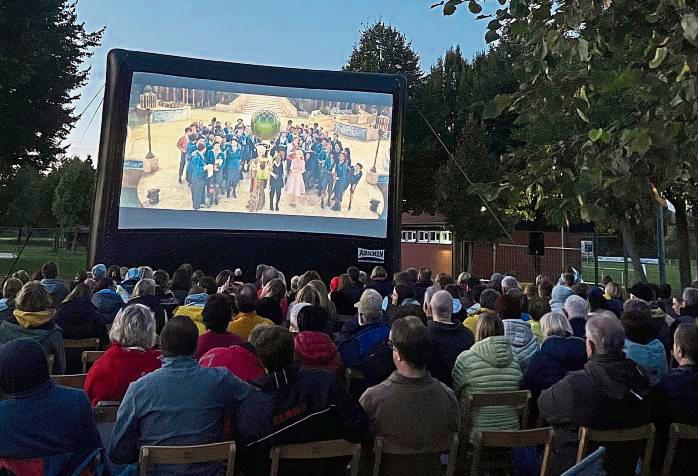Auf großer Leinwand im Freien wurde der Film Wochenendrebellen gezeigt. Foto: Sträter