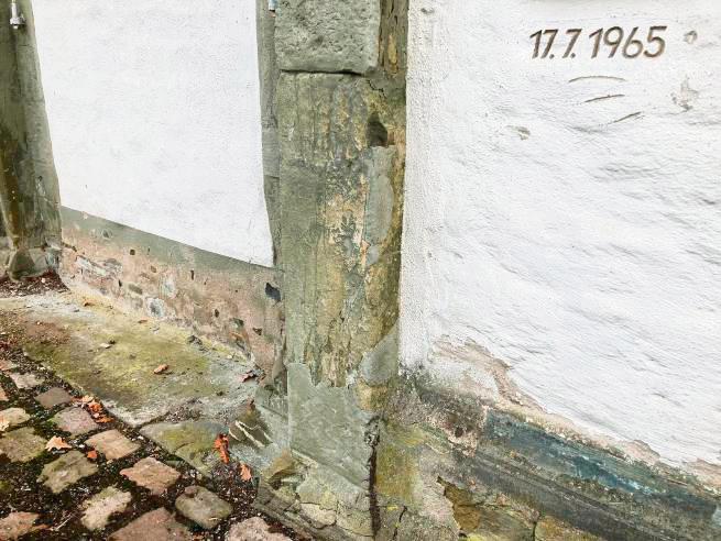 Der Datumsmarker an der Marienkirche hält die Erinnerung an den Hochwasserstand der katastrophalen Heinrichsflut vom 17. Juli 1965 bis heute wach. Foto: Jürgen Overhoff