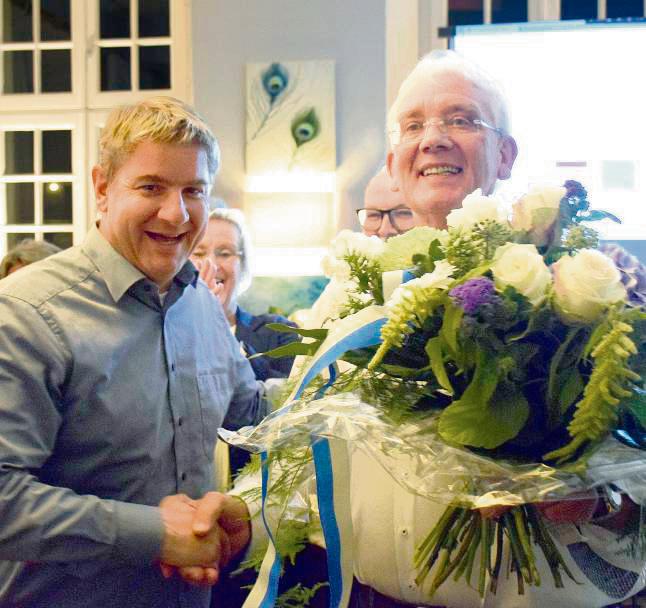 Jubel bei der CDU: Bürgermeister Remco van der Velden (links) feierte ausgelassen, hier mit dem CDU-Vorsitzenden Josef Hanebrink. Die beiden Mitbewerber Joschi Kleine (oben) und Alexander Arens steckten den Kopf aber auch nicht in den Sand. Fotos: Daniel Kossack
