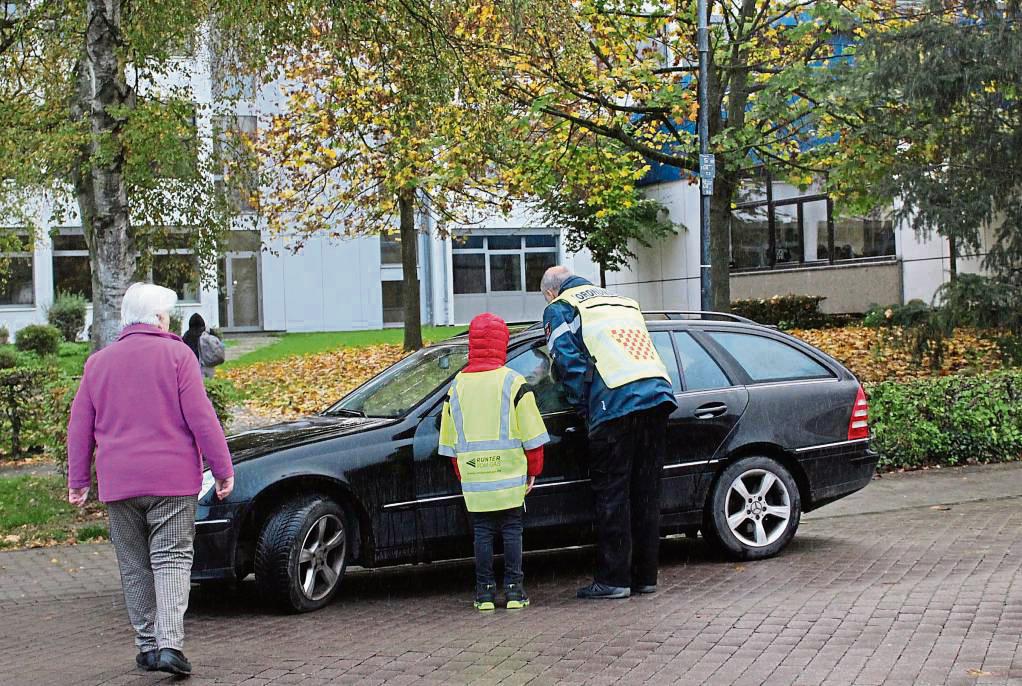 Das Ordnungsamt und die Schulkinder haben gemeinsam Flyer verteilt und das Gespräch mit Eltern gesucht, die ihre Kinder direkt bis vor die Schule fahren wollten. Foto: Mintert