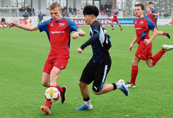 Bereits zur Pause hatte Lipperode bei der JSG Anröchte/Mellrich (in Rot) die Weichen auf Sieg gestellt. Foto: Uwe Feichtinger