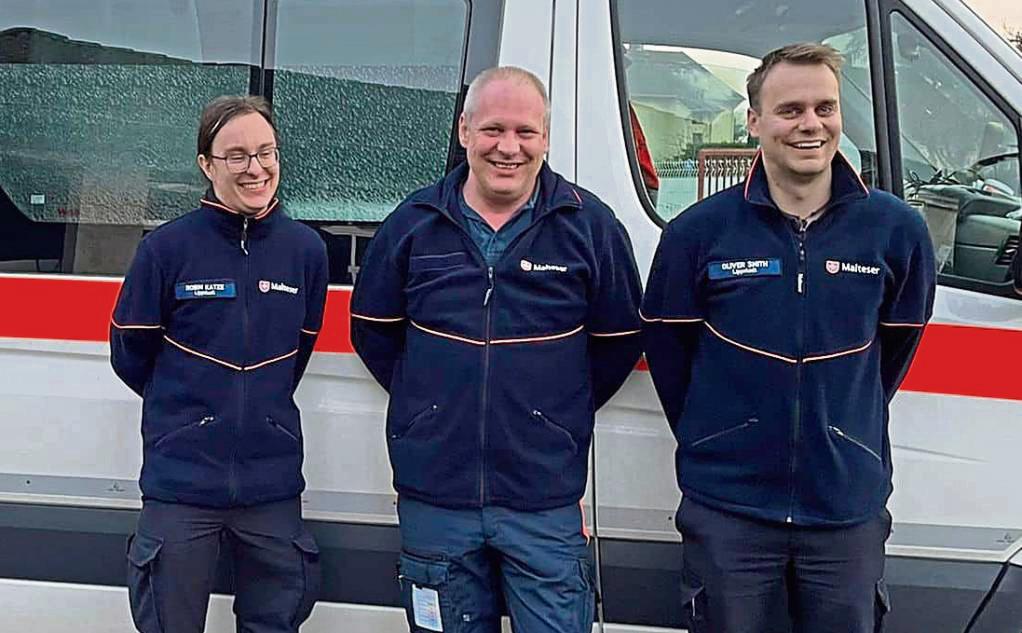 Fuhren kurz nach Kriegsbeginn in die Ukraine, um sieben Waisenkinder zu retten: die drei Lippstädter Malteser (v.l.) Robin Katze, Stefan Strasser und Oliver Smith.