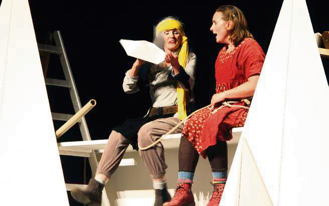 Die Musikerin (l.) verkörpert mehrere Rollen, darunter auch die der Sonja Räubertochter. Gerda staunt über die weißen Tauben (aus Papier). Foto: Helga: Wissing