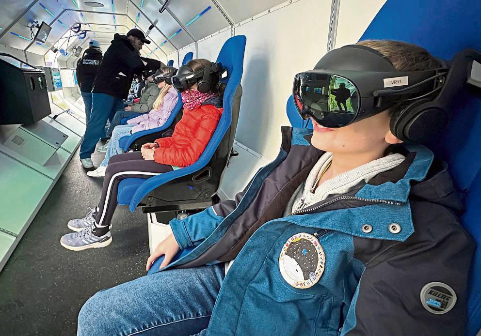 Lernen mit Raketenschub: Die Nachwuchsastronauten nehmen auf beweglichen Sitzen Platz, setzen eine VR-Brille auf und schon geht’s mit 28 000 Kilometern pro Stunde durch die Erdatmosphäre. Fotos: Cegelski
