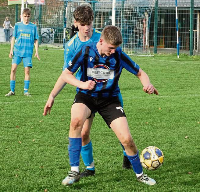 Werden in der kommenden Saison nicht mehr aufeinandertreffen, da die beiden Fußballkreise Lippstadt und Soest die Zusammenarbeit im A-Jugendbereich nach nur einem Jahr beenden: Die JSG Mönninghausen (dunkle Trikots) und die JSG Oestinghausen. Foto: Dannhausen