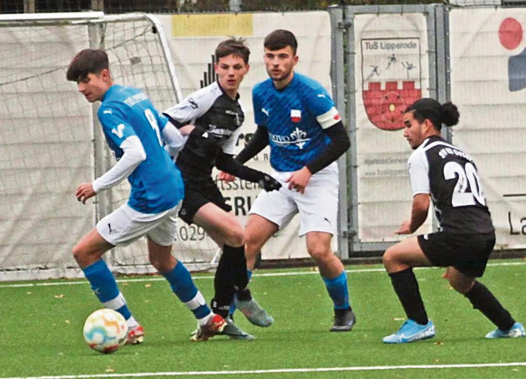 Die 2. Mannschaft des TuS Lipperode (in Blau) geht als Außenseiter in die Partie gegen die Gäste aus Oestinghausen, die zu den Titelfavoriten zu zählen sind. Foto: Dannhausen
