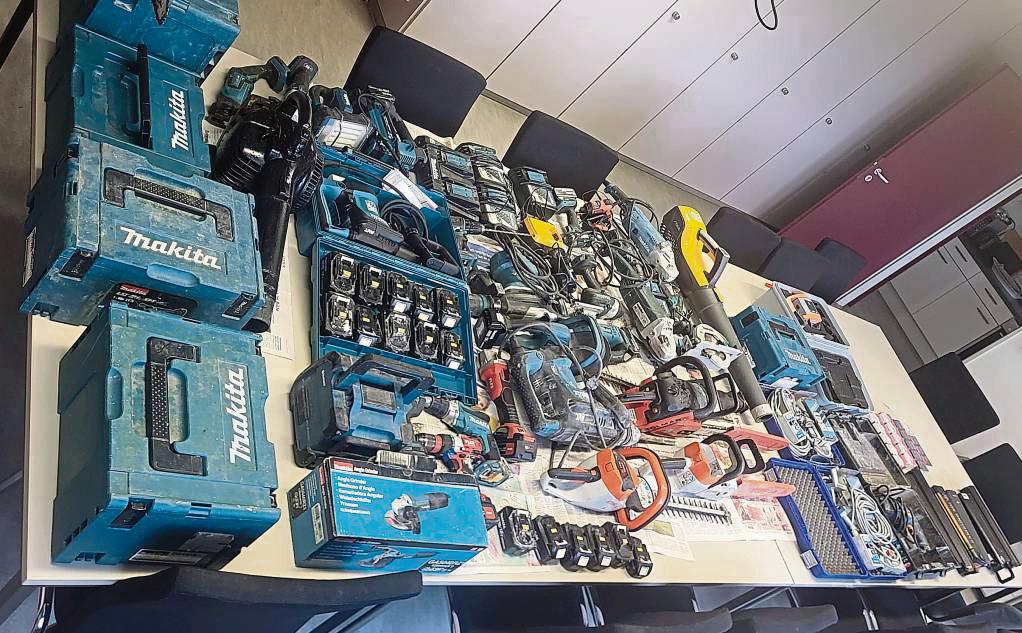 Ein Tisch reichte der Polizei in Lippstadt zur Präsentation der Beute nicht aus. Foto: Polizei