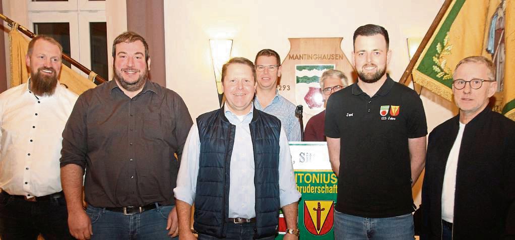 Sie freuen sich auf das Schützenjubiläum: Vize-Oberst Christian Diederich (v.l.), Schriftführer Markus Deppe, Oberst Andreas Beine, König Jan-Lucas Stöppel, Kassierer Rainer Dunker sowie (hintere Reihe) Fahnenoffiziere Justin Kehl und Bartholomäus Lafaret. Foto: Büttner