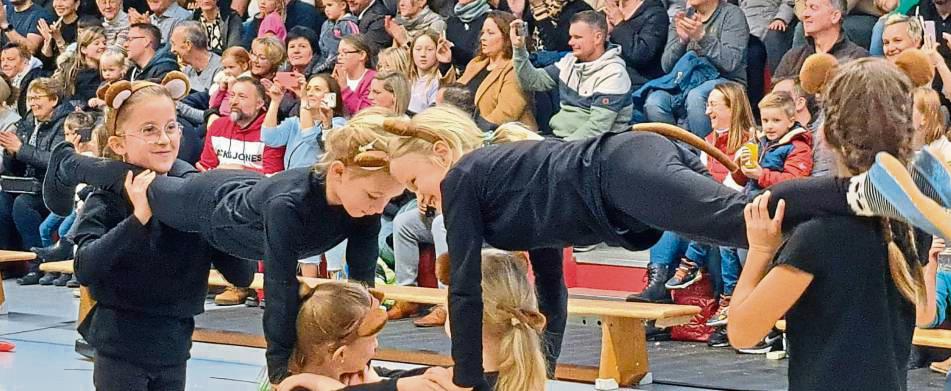 Tolle akrobatische Bilder in Szene setzte diese Mädchengruppe beim Showturnen. Das Anröchter Publikum zeigte sich begeistert von den Darbietungen des Nachwuchses.