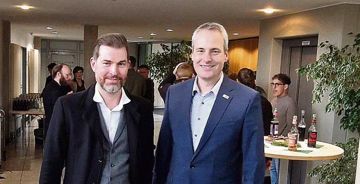 Das traditionelle Treffen der Cartec-Mieter vorm Jahreswechsel nutzte der neue Bürgermeister Alexander Tschense (r.; hier mit Wirtschaftsförderer Kurt Weigelt), um mit den Firmen ins Gespräch zu kommen und sich vorzustellen.