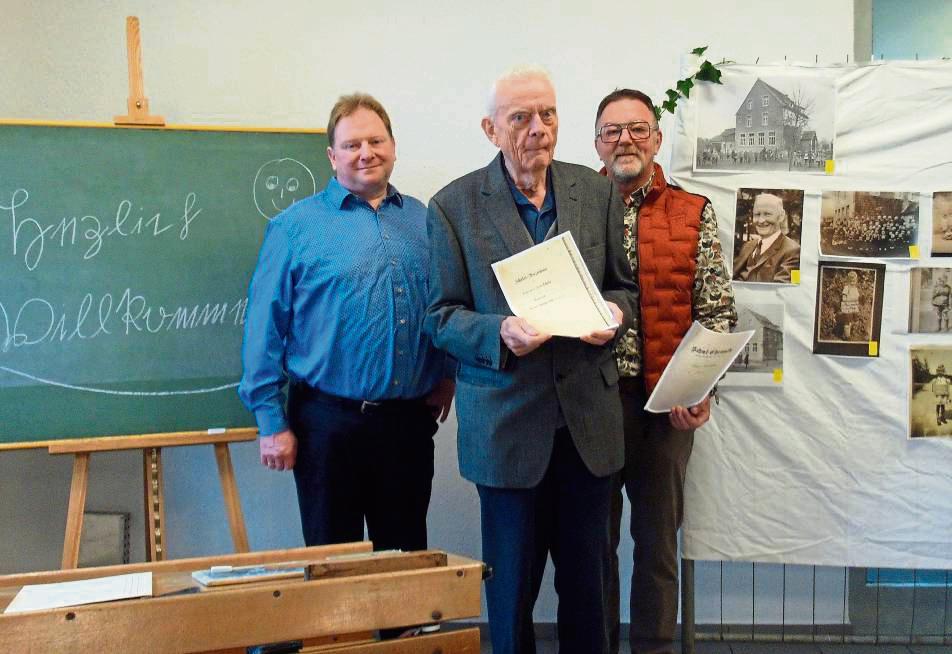 Ortsvorsteher Michael Schnier (l.) präsentierte zusammen mit dem Bürgerring die Ausstellung in der „Alten Schule“, dem heutigen Freizeitzentrum. Foto: Furchert