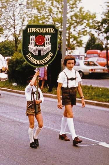 Nachwuchsbegleitung in Lederhosen.