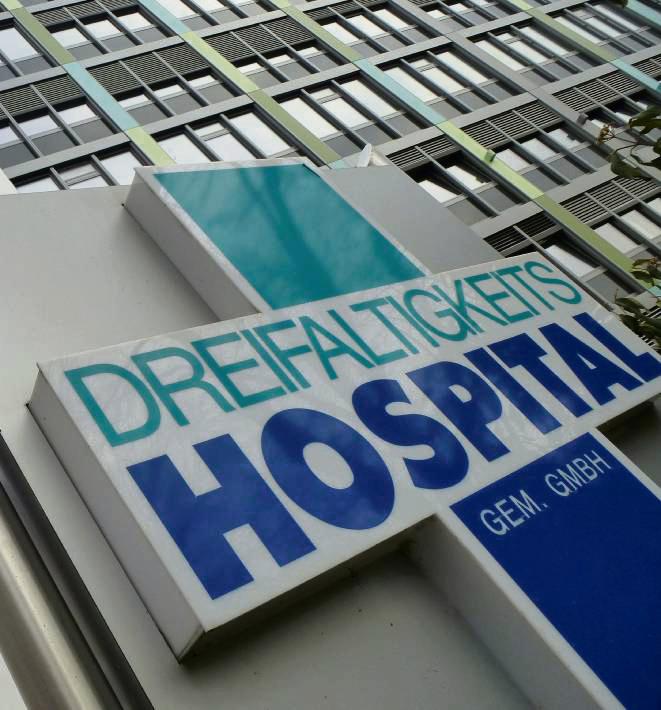 Die Lippstädter Klinik-Ehe kommt wohl als Geschenk in den Nikolausstiefel oder unter den Weihnachtsbaum. Unter Hochdruck bereiten Dreifaltigkeits-Hospital und EVK gerade die Fusionsverträge vor. Das Ziel, bereits zum 31. August zu fusionieren, ist wegen aufwendiger Genehmigungsverfahren aber voraussichtlich nicht mehr erreichbar. Archivfotos: Niggenaber